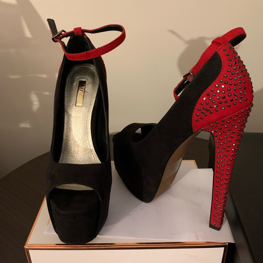 Beautiful Wild pair stilettos 👠 pump size 6